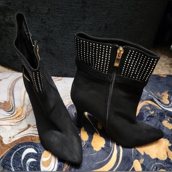 Elegant Black Studded Women's Heeled Boots - Picture 3 of 3